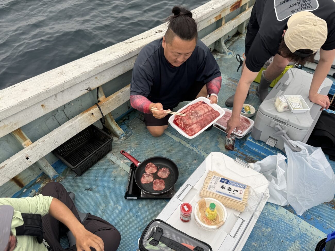 船上BBQで腹ごしらえ